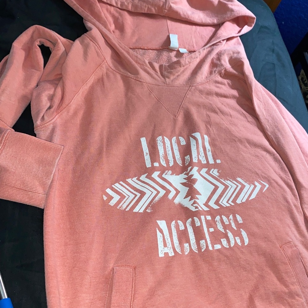 Hang 10 hoodie label the size small color is mauve wood.